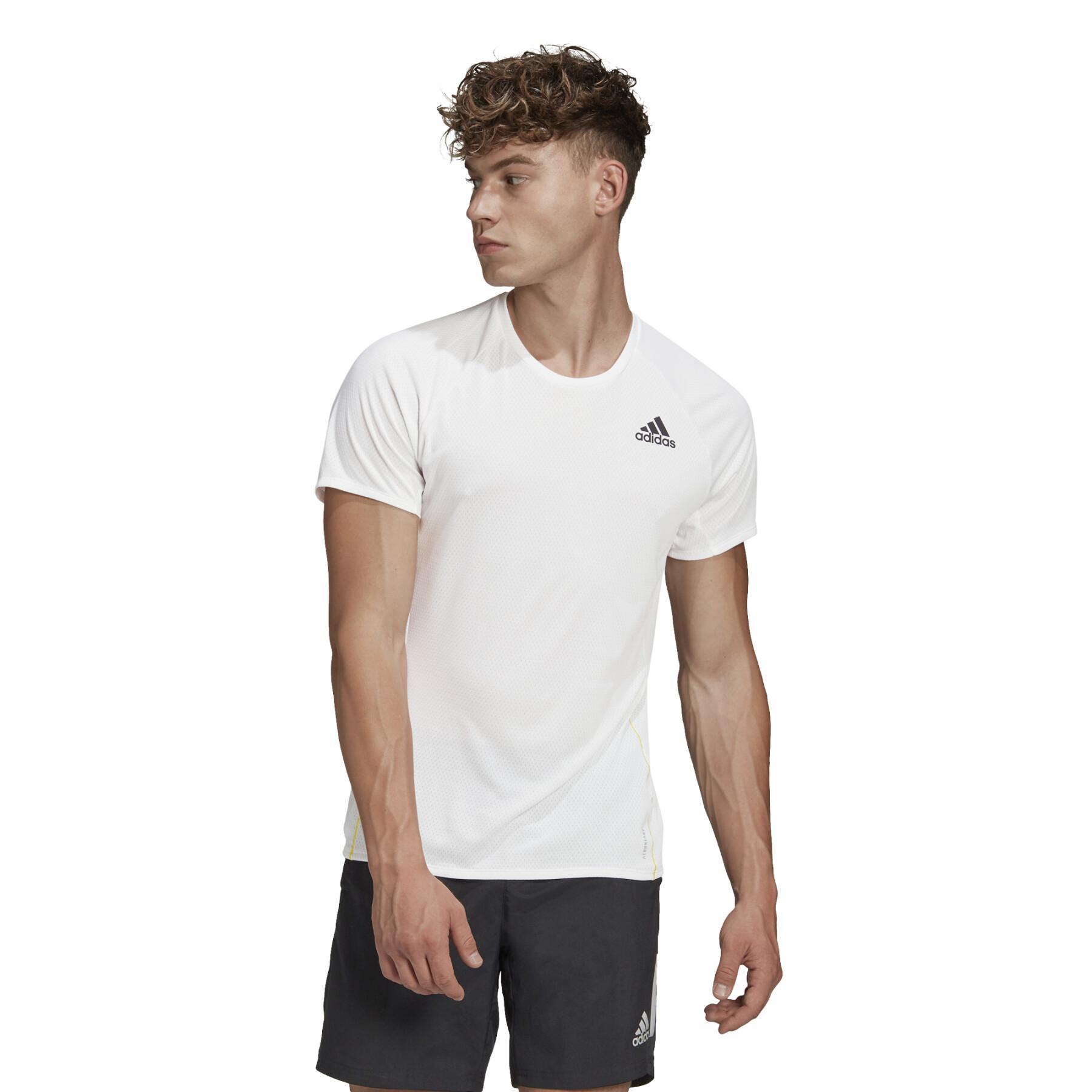 Biegacz w koszulce adidas 2021