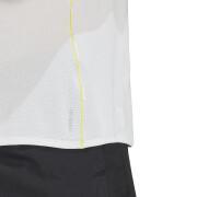 Biegacz w koszulce adidas 2021